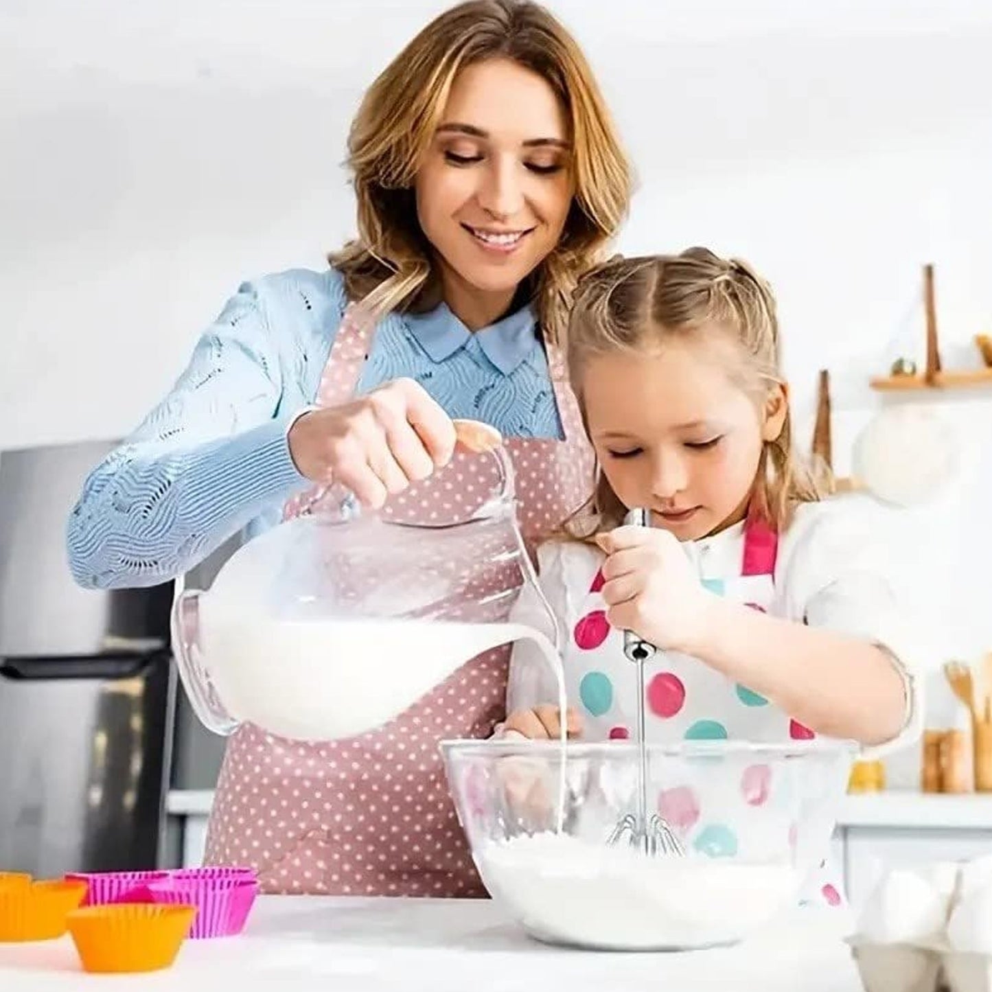 Illustrative image of the semi-automatic egg whisk's push-down action.