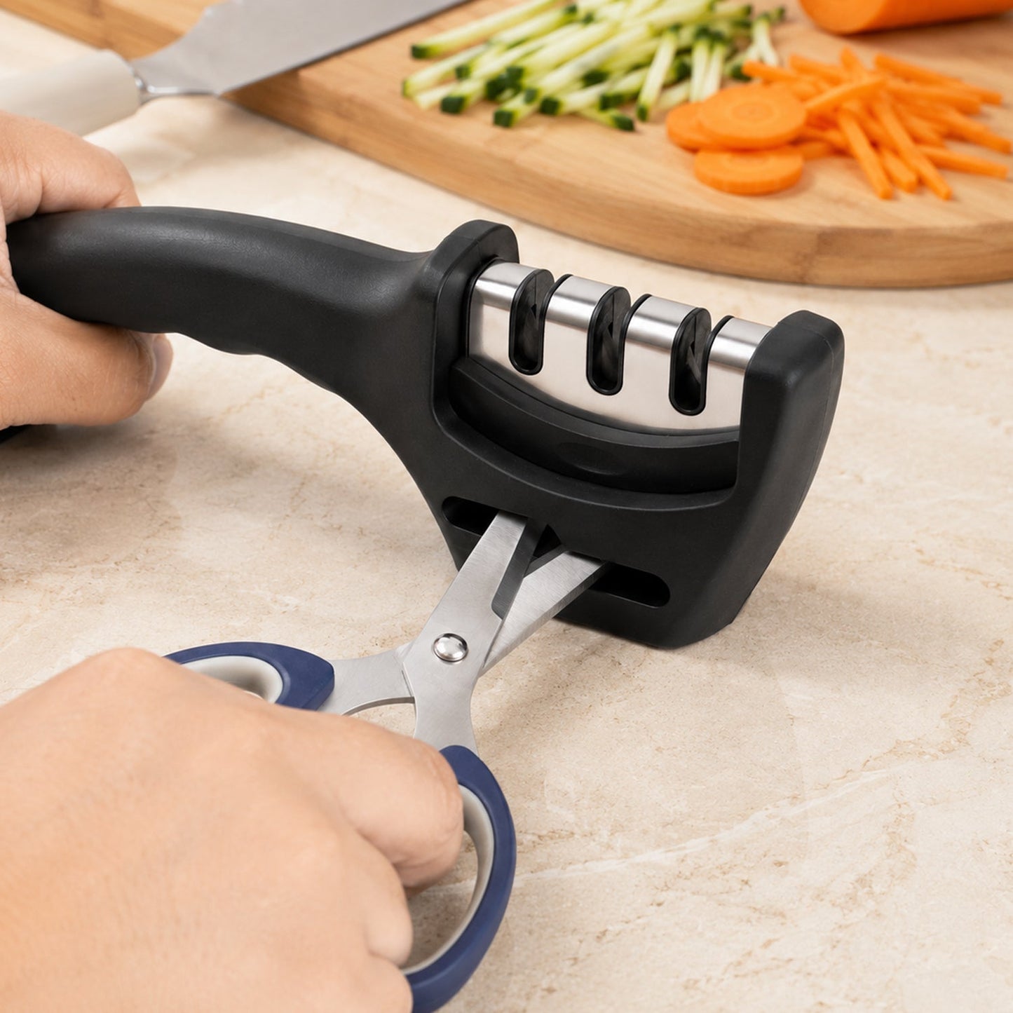 Ergonomic handle gripped during sharpening