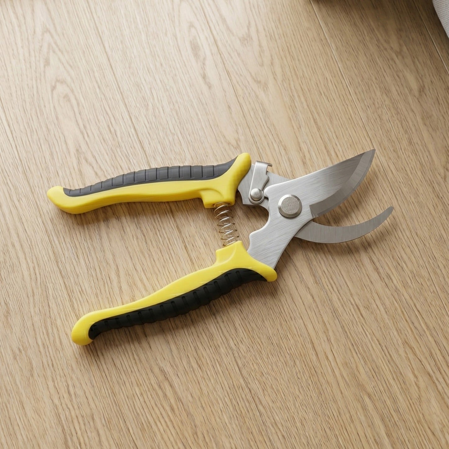 Pruning shears ergonomic grip handle