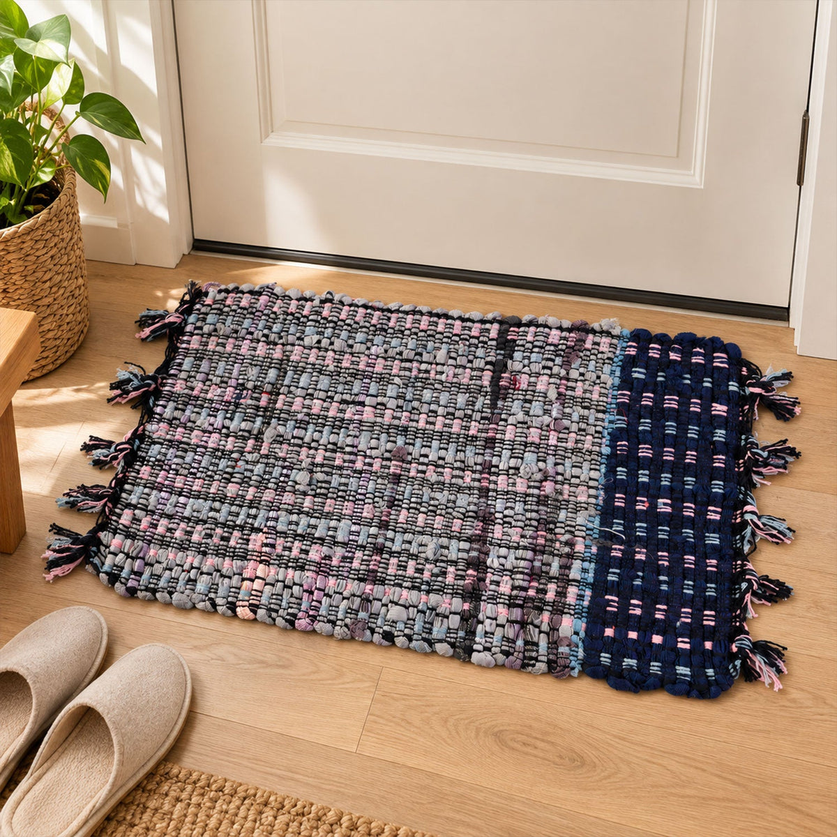 Decorative woven floor mat tassel edges