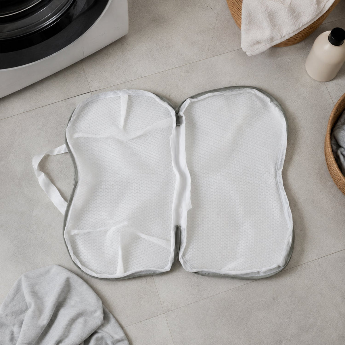 Zipper mesh laundry wash bag feature view