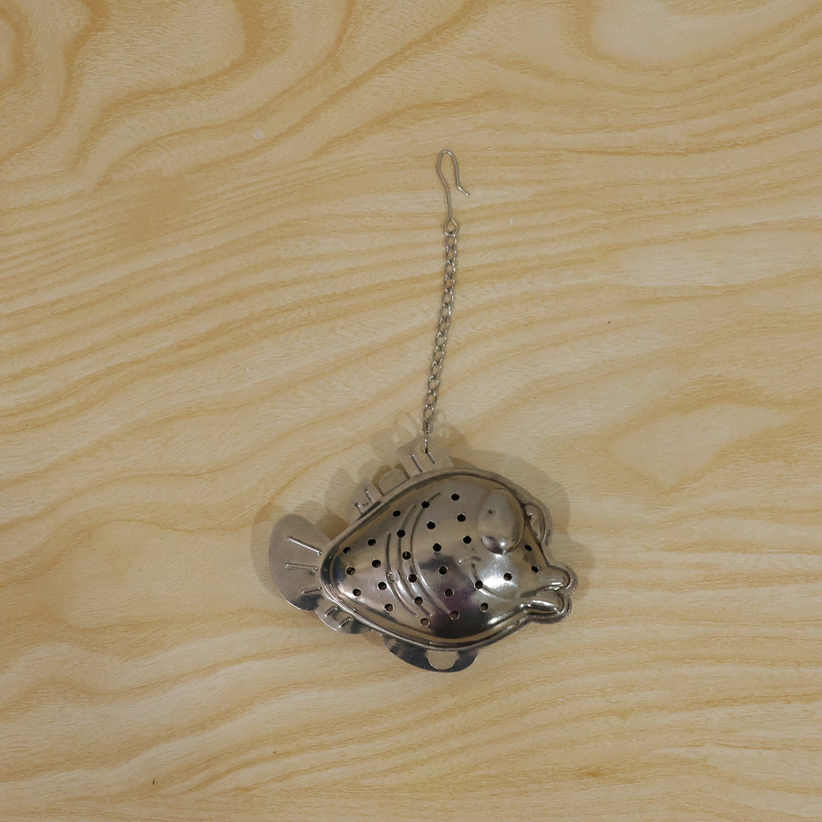 Stainless steel fish tea infuser with steam from hot water