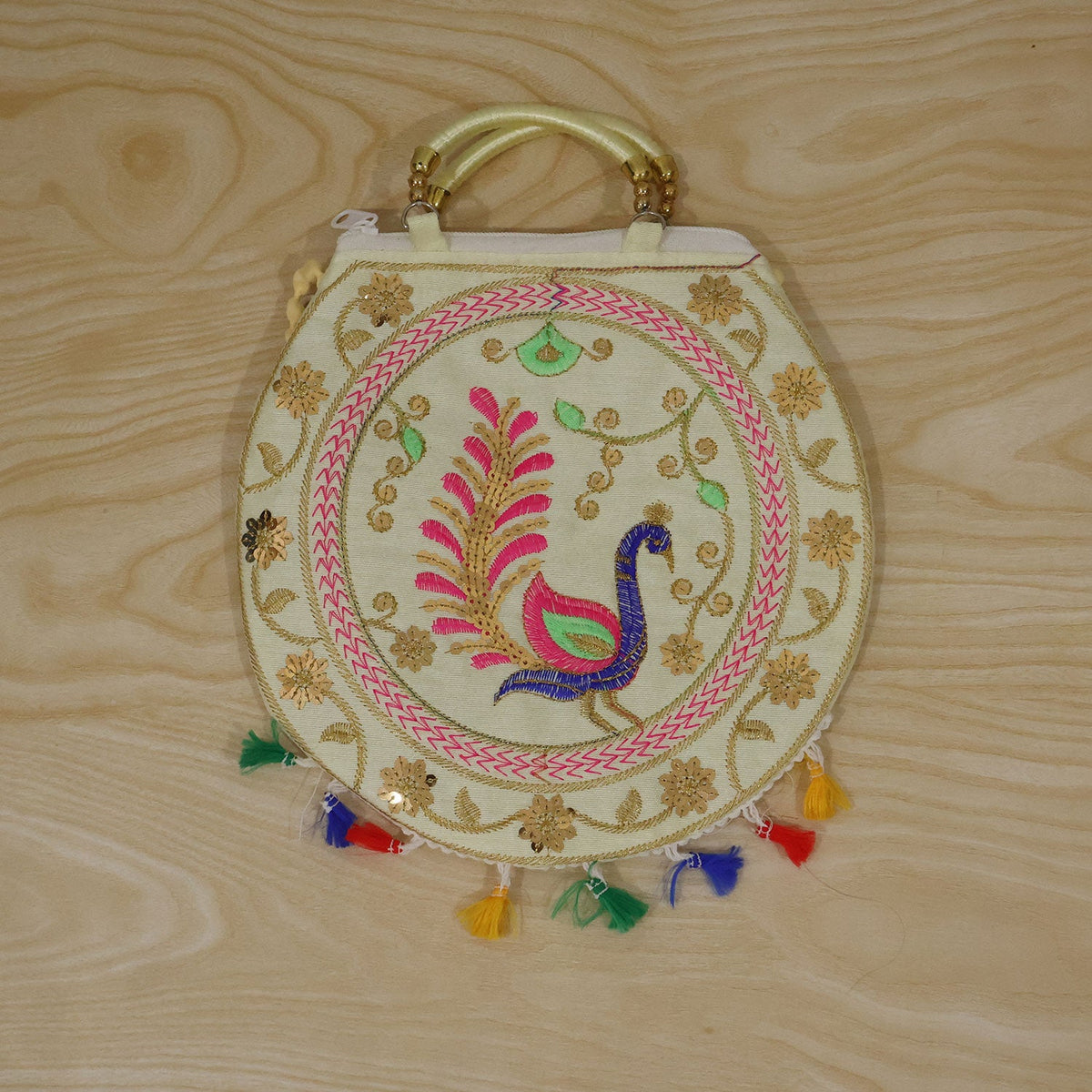 Traditional purse carrying use
