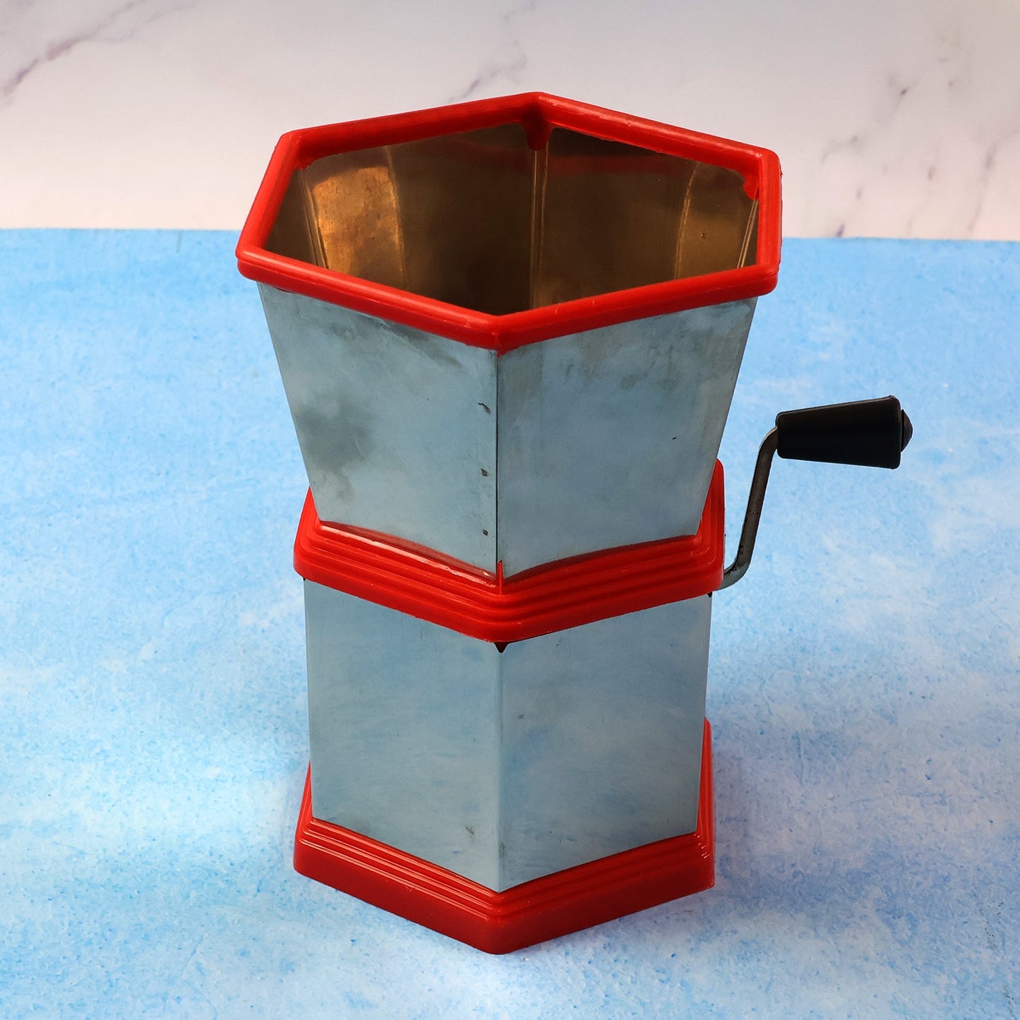 Hand-operated vegetable cutter