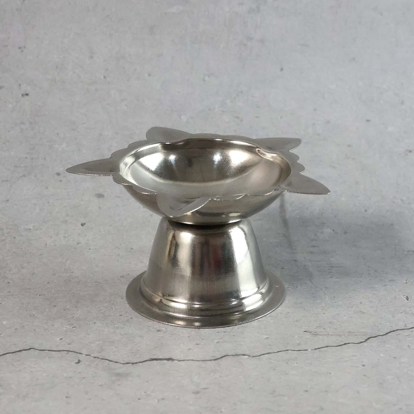 Elegant big diya holder