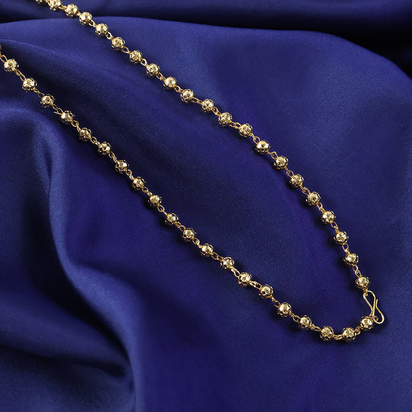 Festive gold pearl necklace