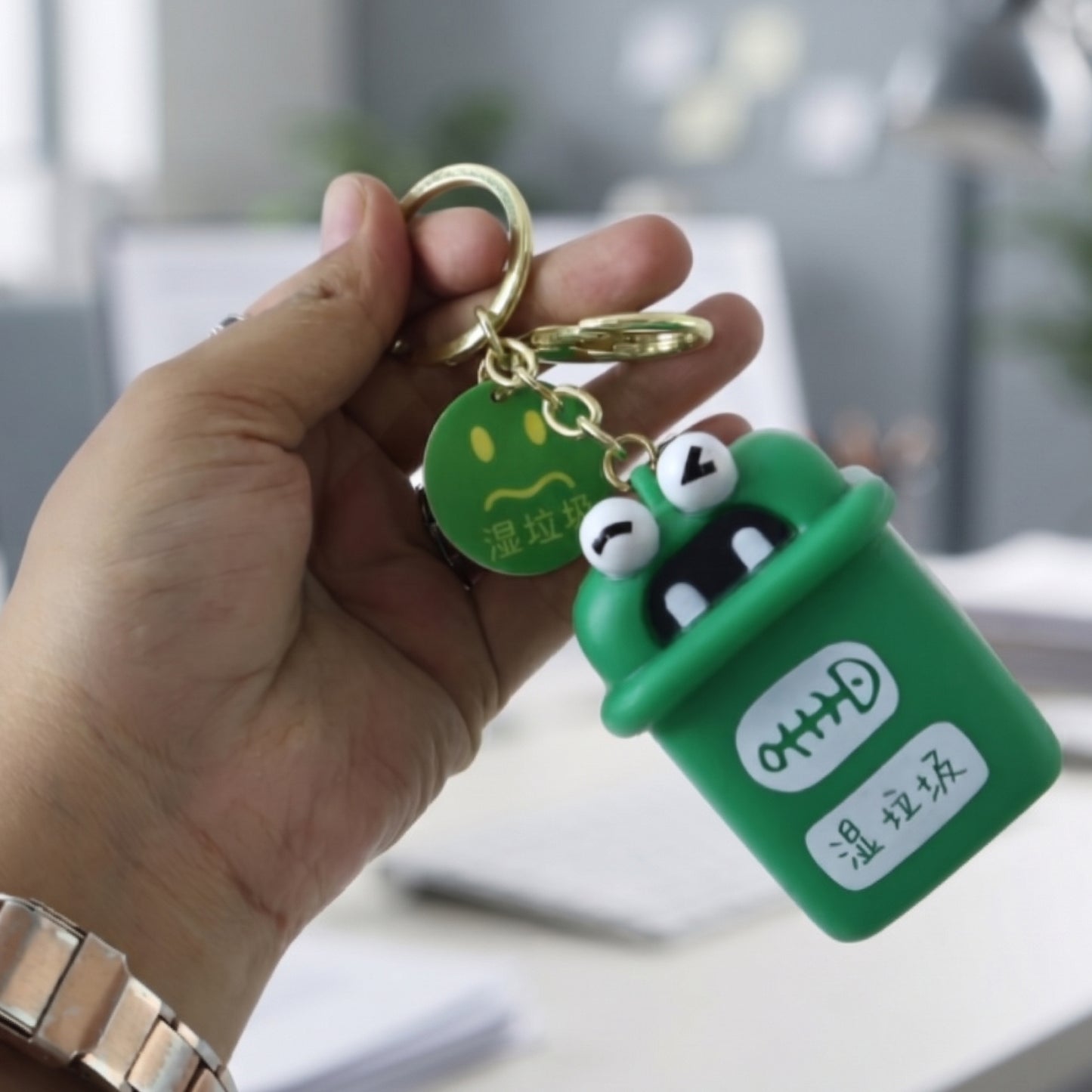 Trash Can Keychain Recycle Can Keyring Novelty Keychain Garbage Classification keyholder for and Adults