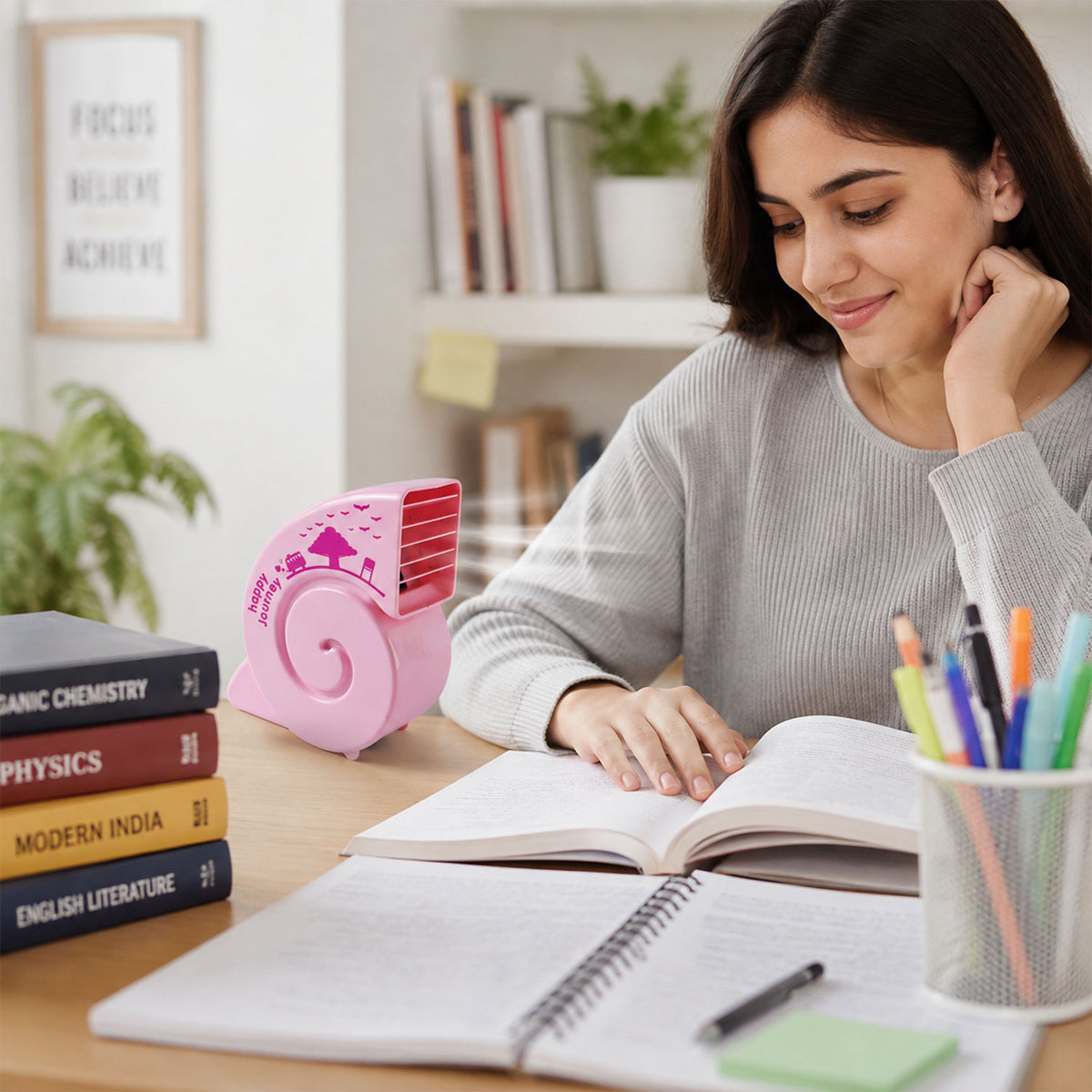 Cute USB Mini Fan: Bright, Quiet & Portable for Your Desk (Battery Not Included)