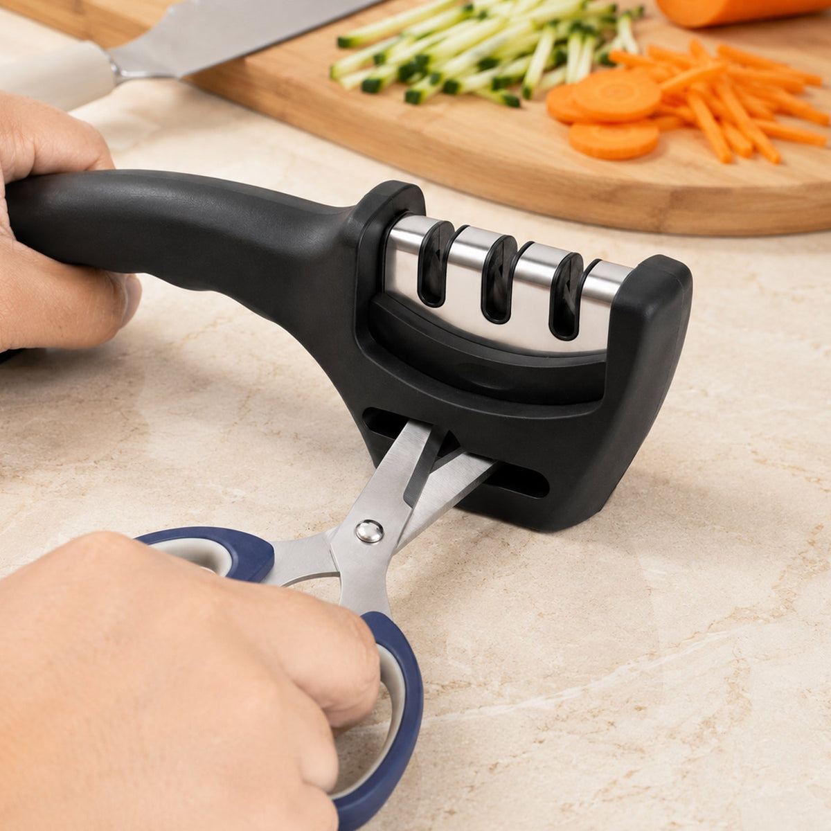 Ergonomic handle gripped during sharpening