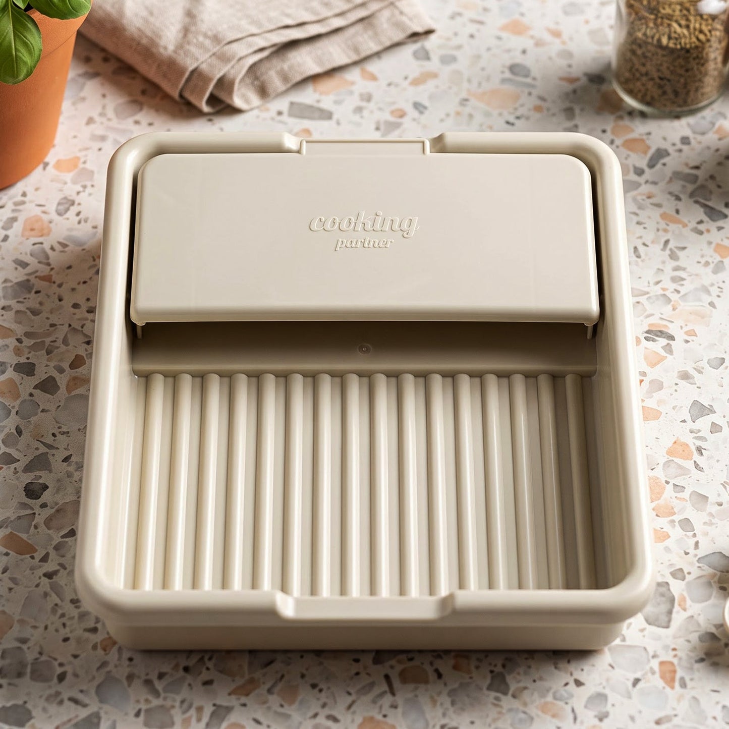 Close up of the lid slot and spoon rest