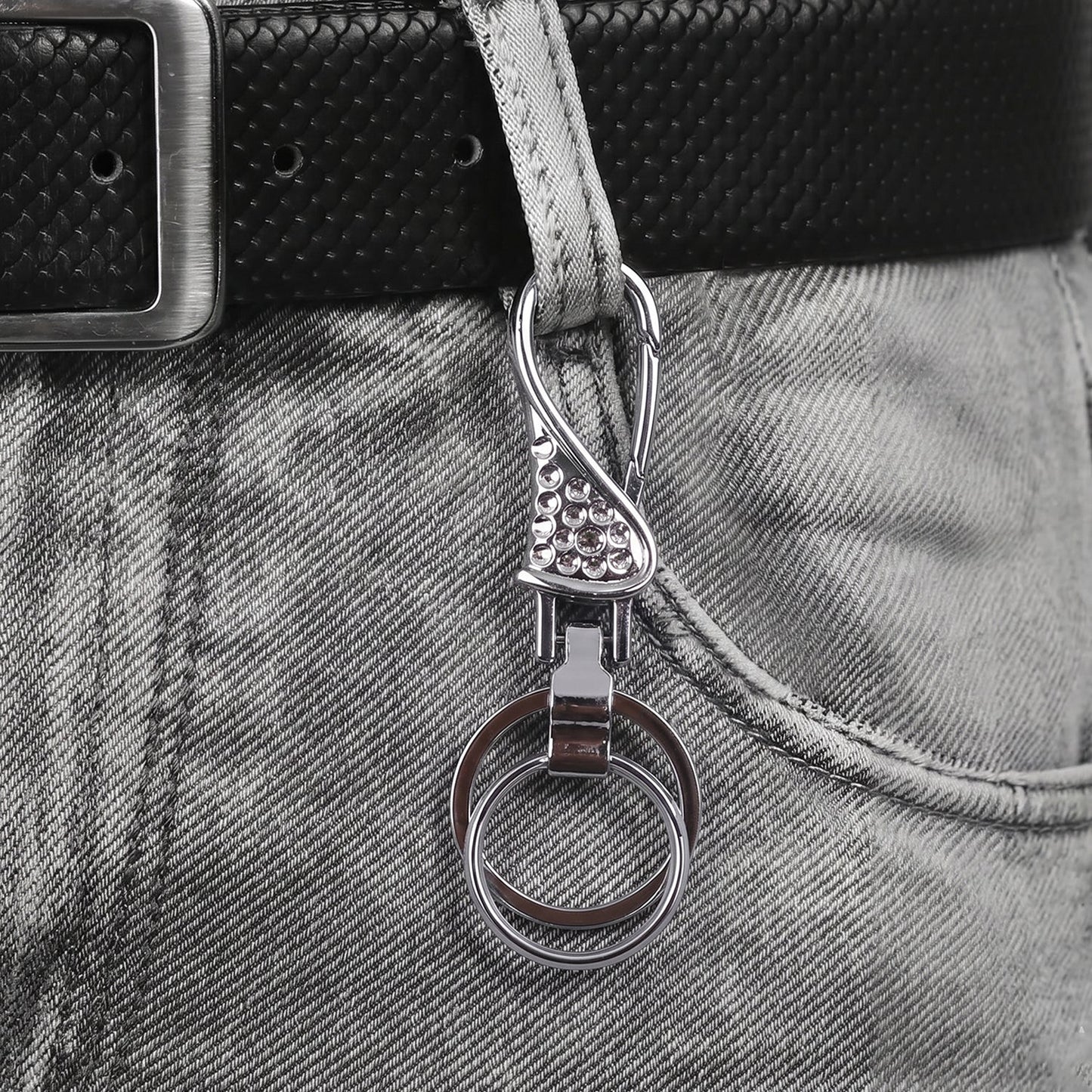 Metal keychain carrying use