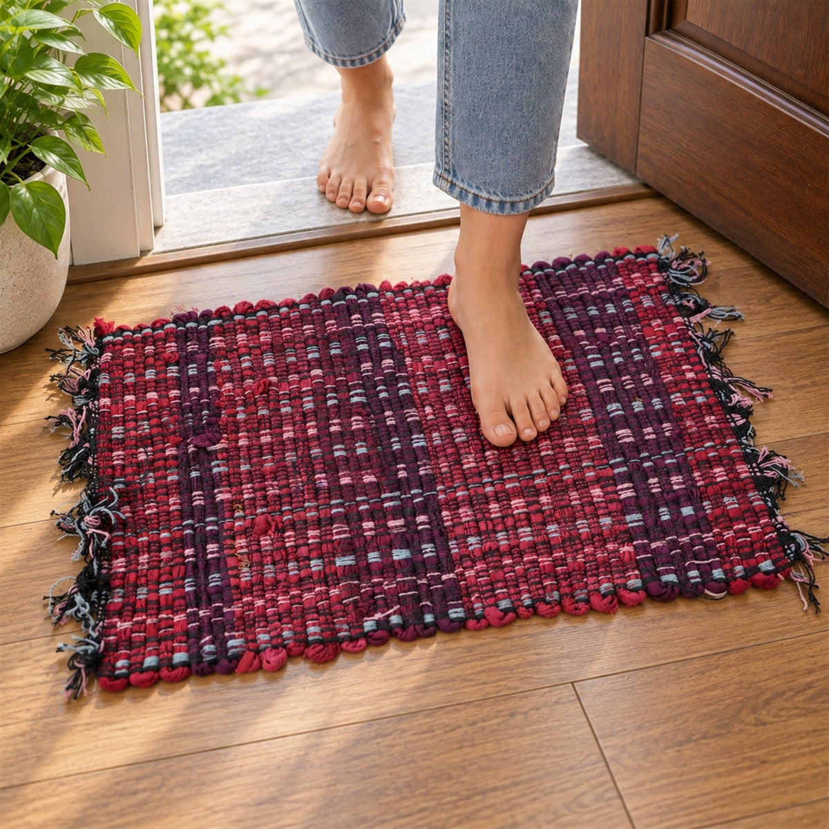 Decorative woven floor mat tassel edges
