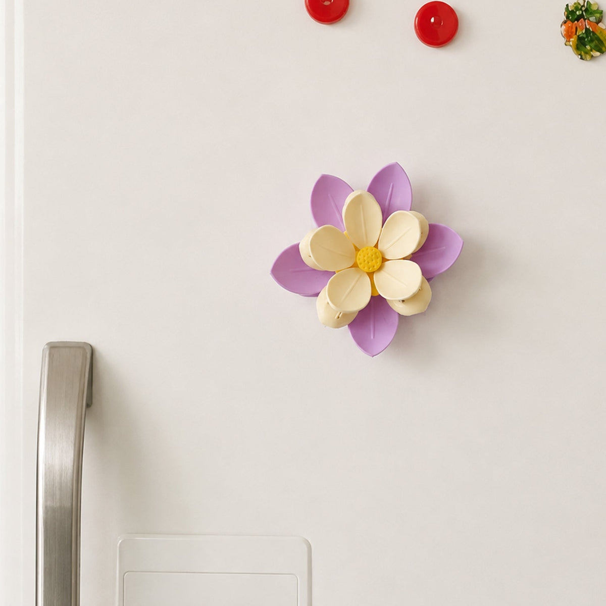 Sealing clips in assorted flower colours