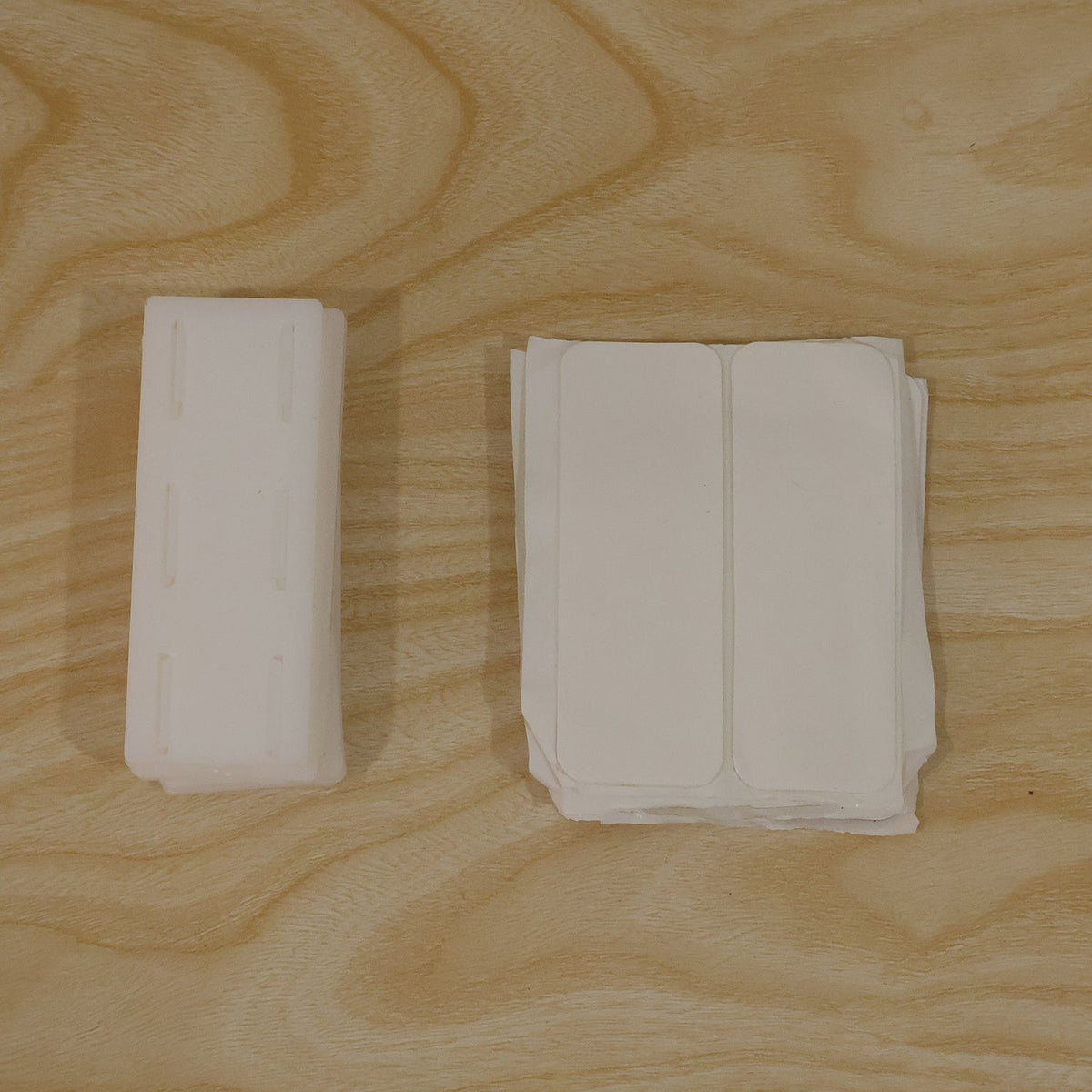 Plastic insert plate retainer clips live product photo