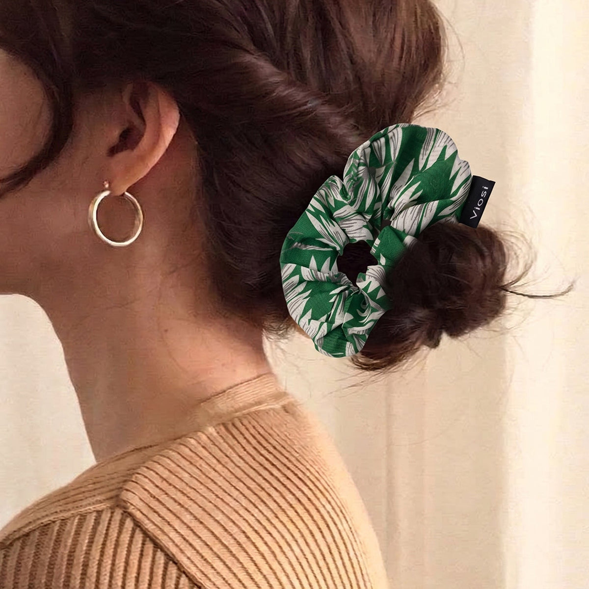 Comfortable elastic ponytail holder ideal for daily use and workouts