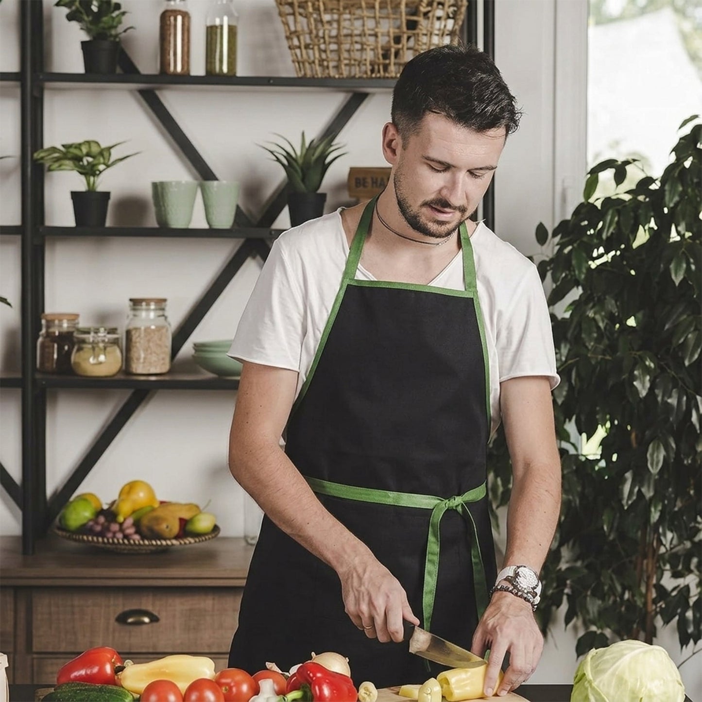 Adjustable apron used for kitchen cooking