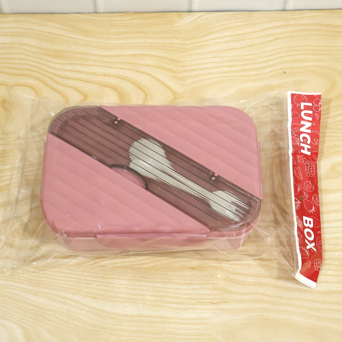 Close up of the side locking clip mechanism on the lunch box
