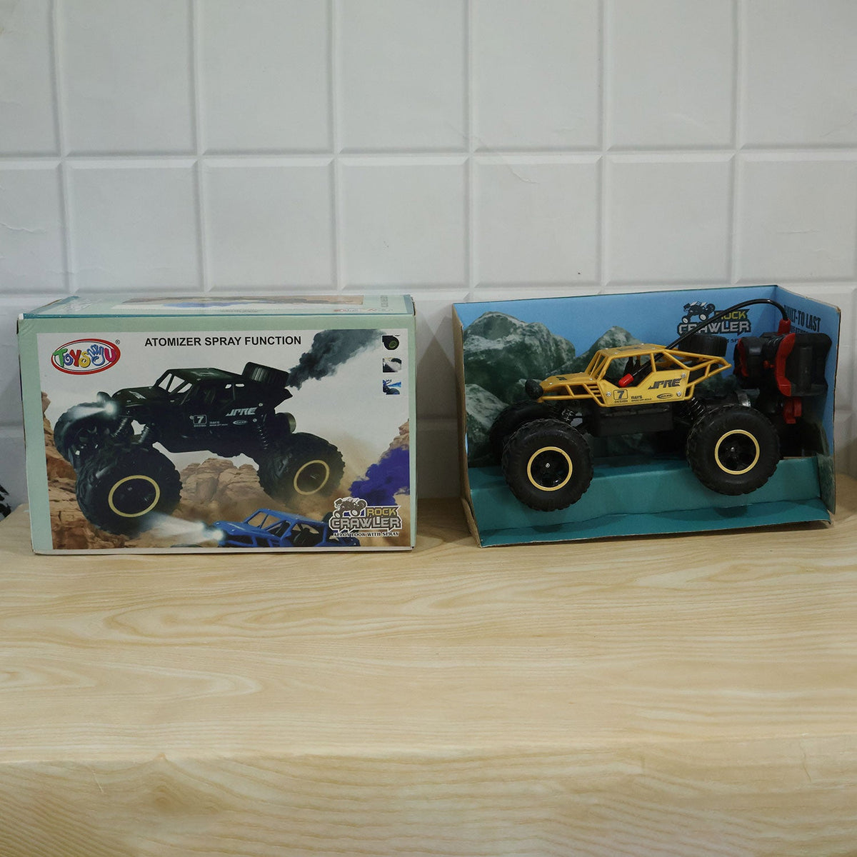 Remote control rock crawler toy with spray and lights 07