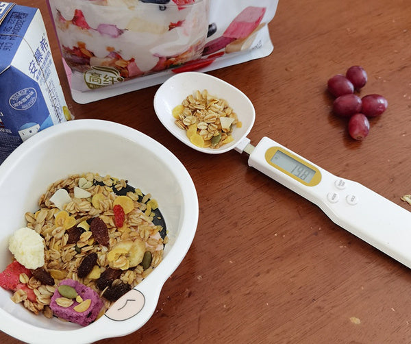 Handy kitchen tool with digital scale