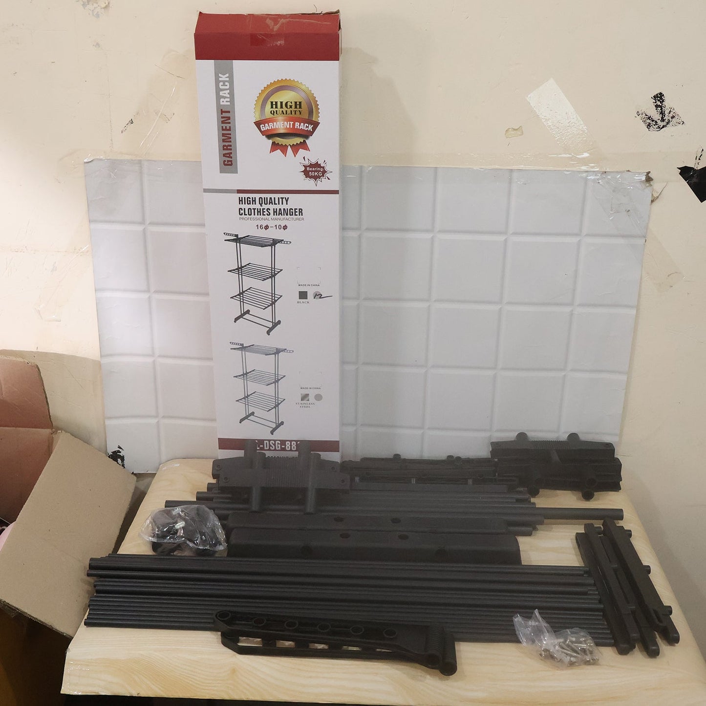 Expandable garment rack assembly