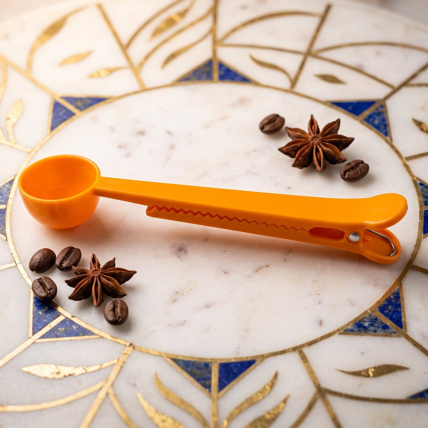 Close up of the scoop and clip mechanism