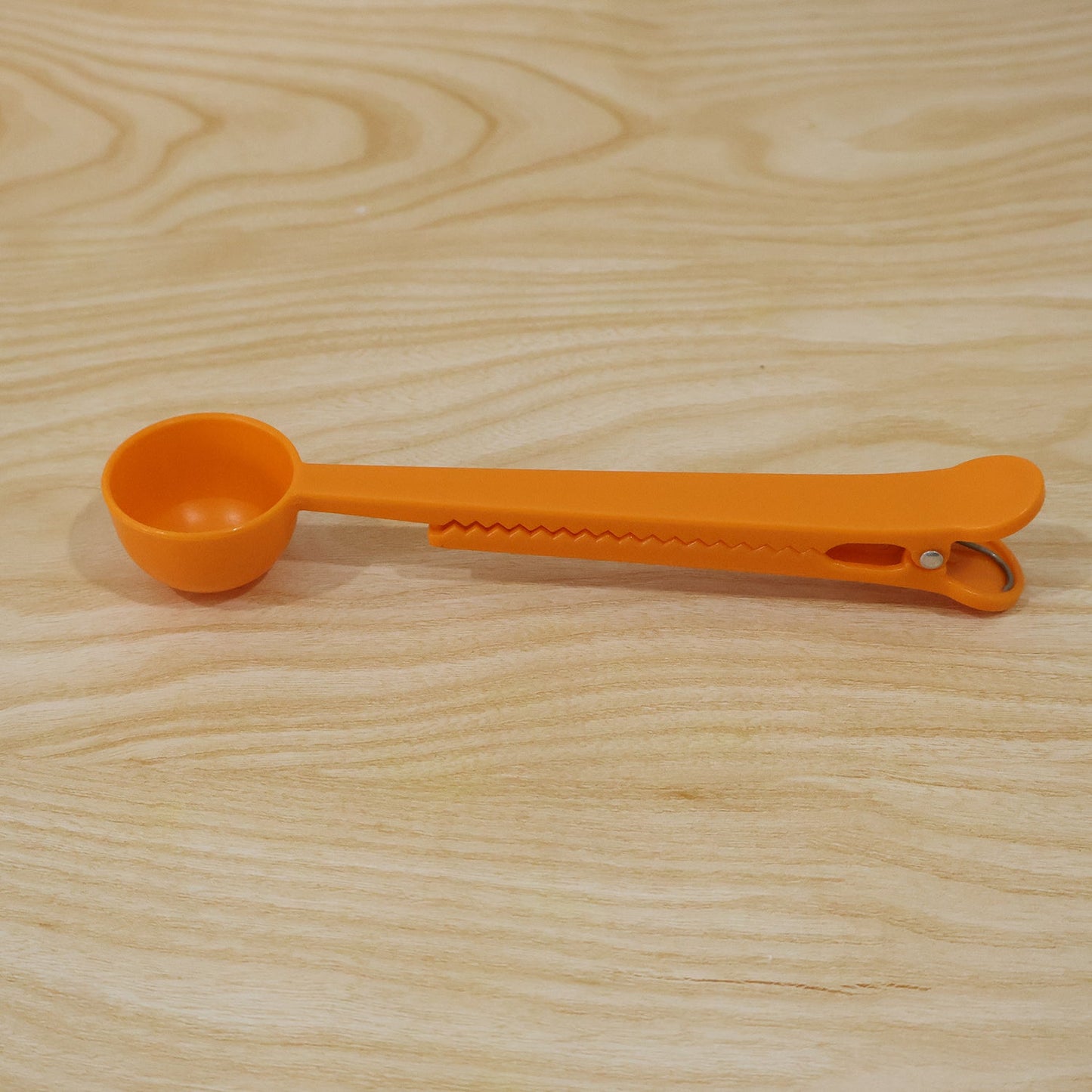 Live photo of multipurpose plastic kitchen clamp
