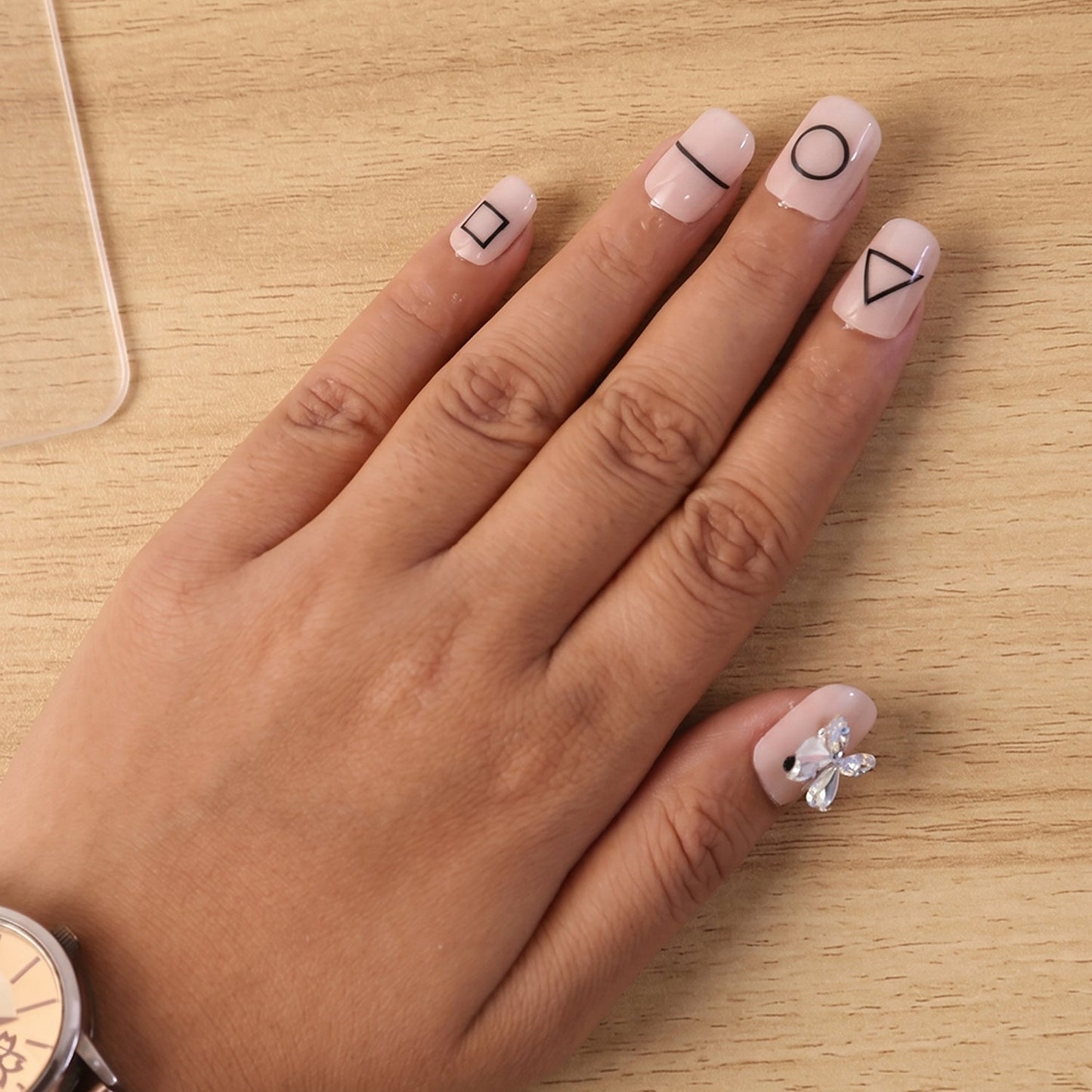 Elegant false nail set, ideal for parties, weddings, and special occasions.
