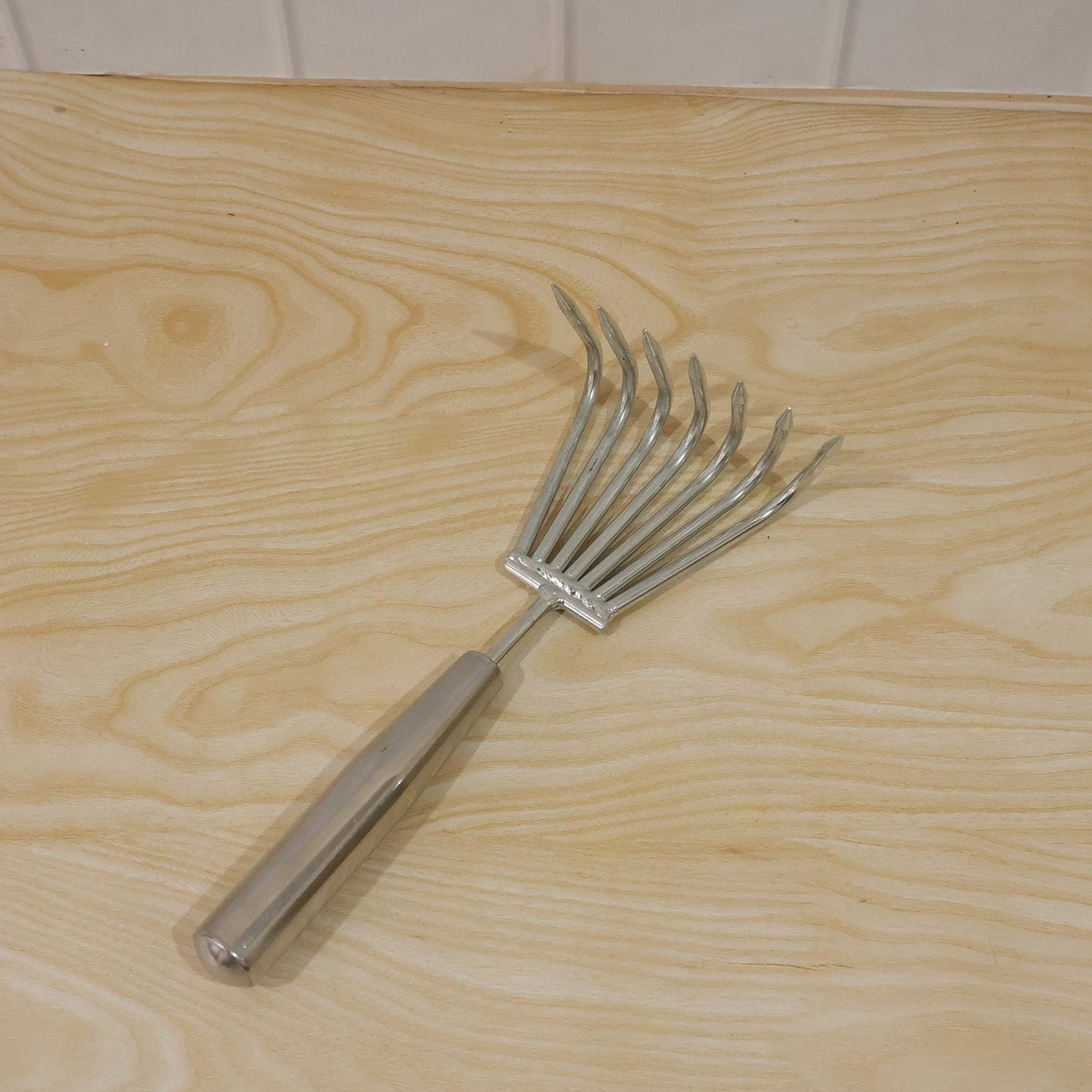 Garden rake gardening use
